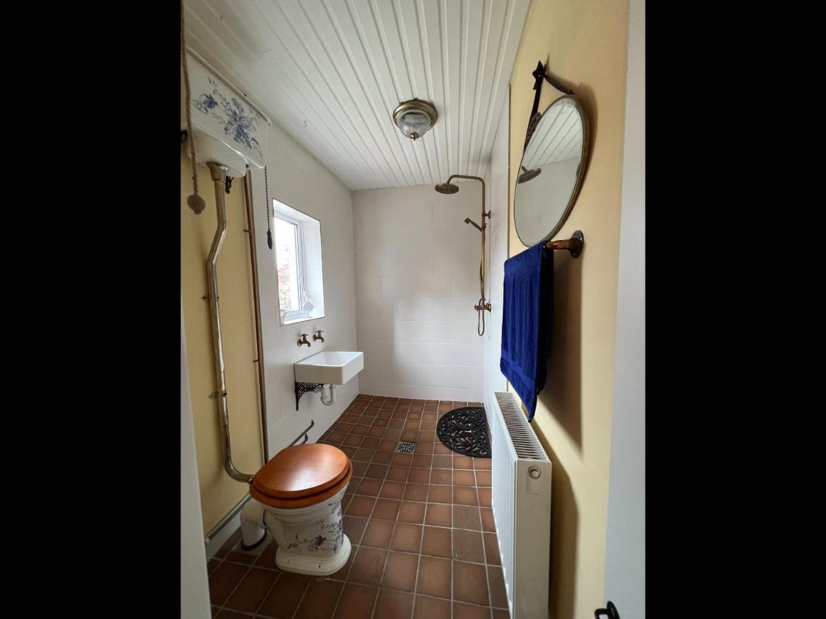 Unique Townhouse With Large Garden Down To The Sea Villa Killough Esterno foto